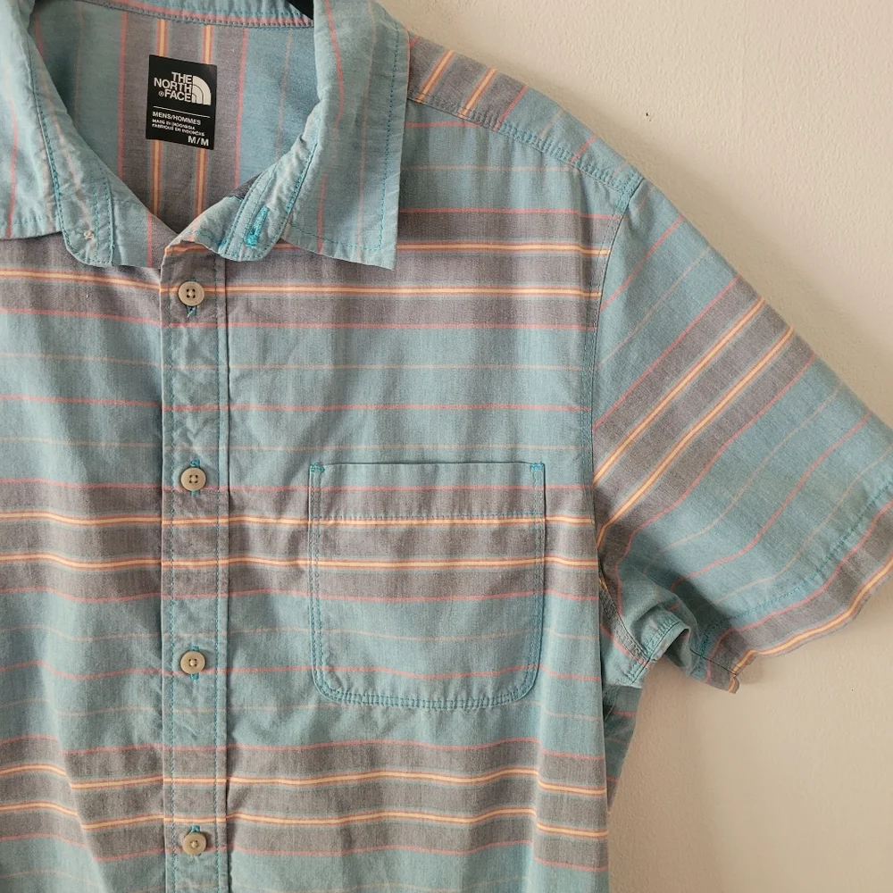 The North Face Chambray Pursuit Men's Medium‎ Short Sleeve Button Up Shirt Blue